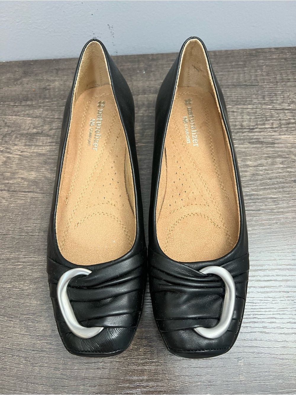 Naturalizer Black Leather Flats with Silver-Tone Loop Accent size 6.5 like new